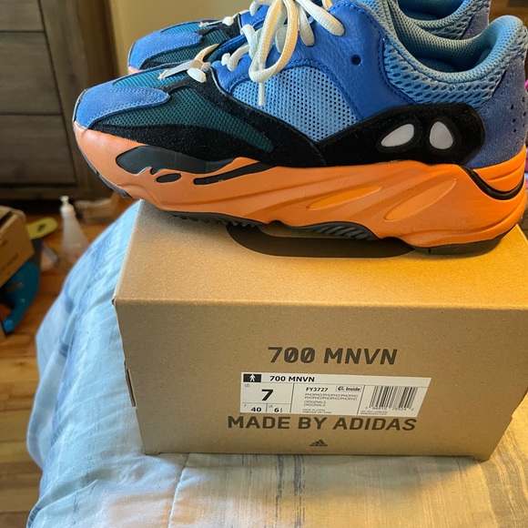 Yeezy 700 - Picture 2 of 6